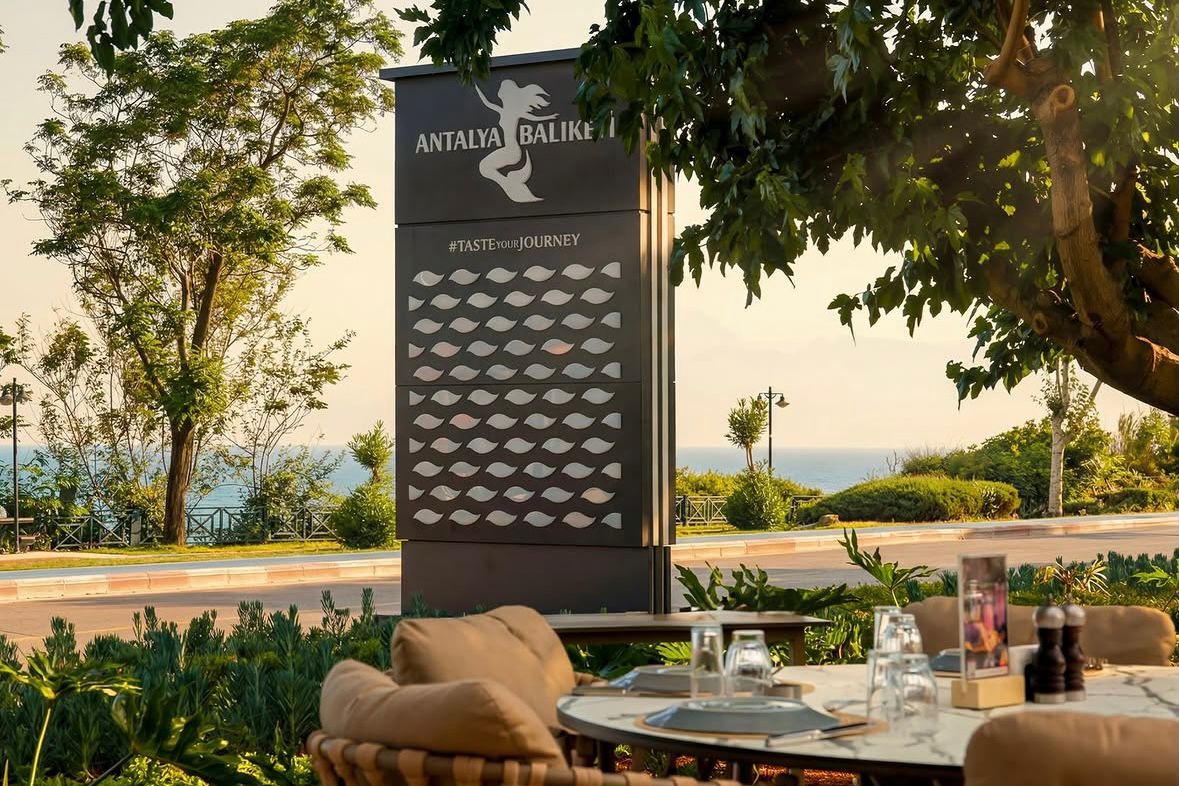 Antalya Balıkevi tabela ve bahçe